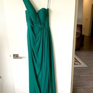 Elegant Green One-Shoulder Dress
Worn Once